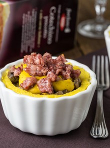 Polenta in cocotte con funghi trifolati, cotechino e salsa di zucca