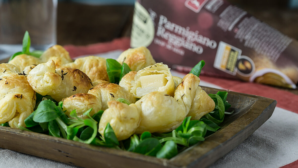 Caramelle di sfoglia ripiene di Parmigiano Reggiano e pere