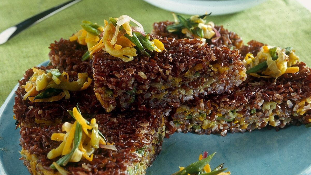 Torta di riso rosso con verdure