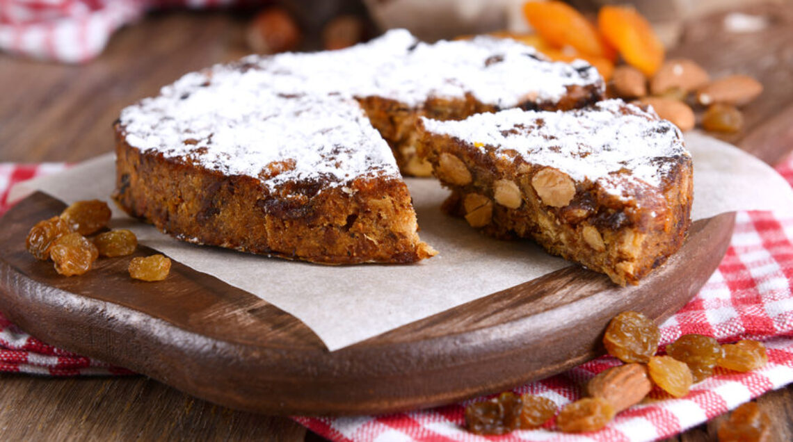 panforte s gette su tagliere in legno