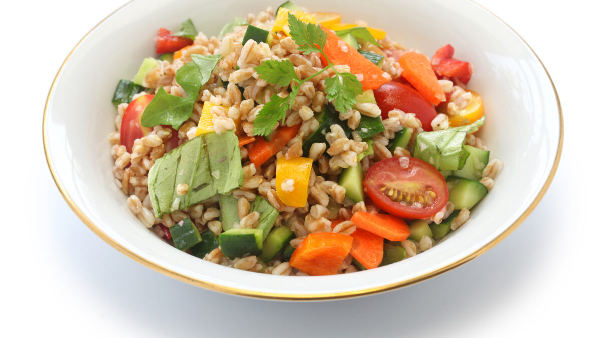 Insalata di farro vegetariana: il piatto unico che mette tutti d’accordo