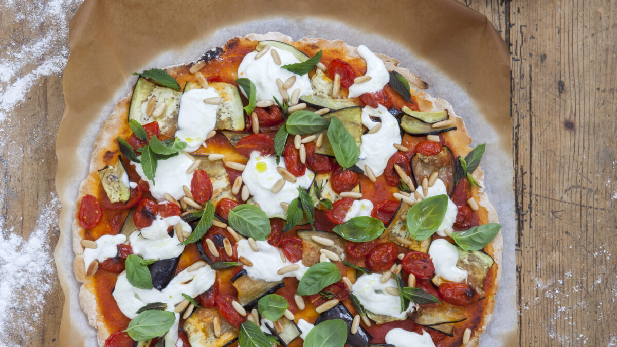 Pizza senza glutine con datterini, melanzane e stracciatella