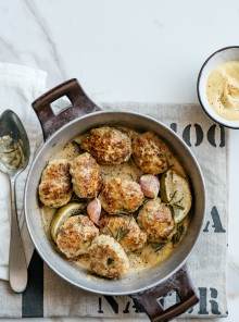 Polpette di vitello e zucchine con salsa di senape al limone