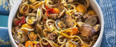 Spaghettoni-farro-vongole-pomodorini-salsiccia