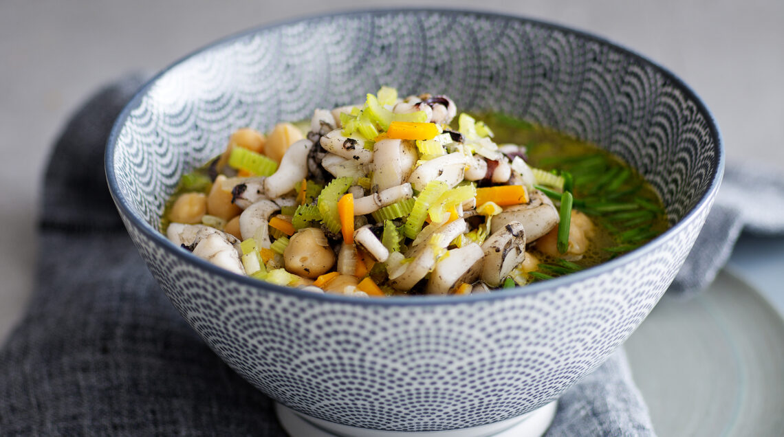 Zuppa-verdure-ceci-erba-cipollina