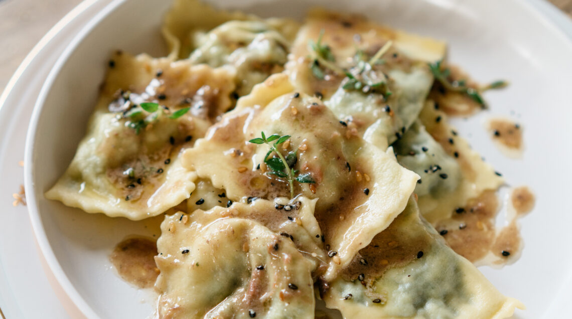 Agnolotti di funghi e cime di rapa con burro all'acciuga ricetta Sale&Pepe