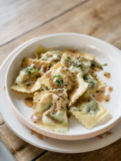 Agnolotti di funghi e cime di rapa con burro all'acciuga ricetta Sale&Pepe