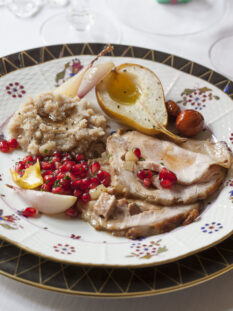 Arrosto di vitello con pere e foie gras con salsa al porto