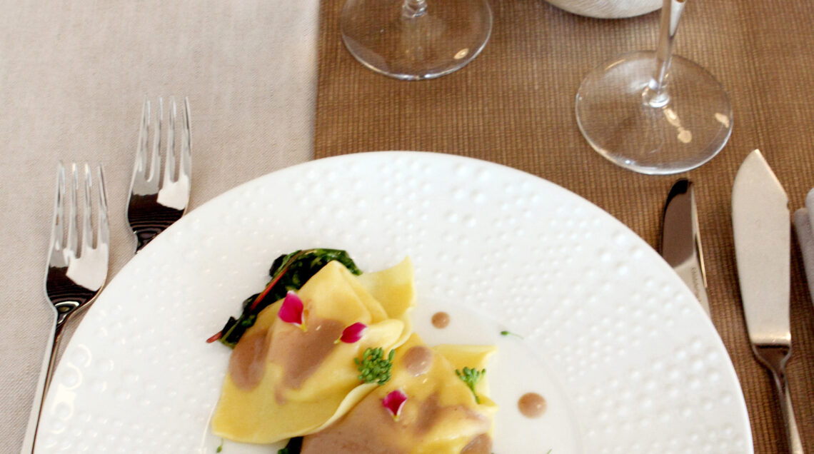 Ravioli di branzino con salsa di acciughe e cime di rapa