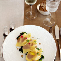 Ravioli di branzino con salsa di acciughe e cime di rapa