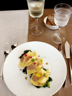 Ravioli di branzino con salsa di acciughe e cime di rapa