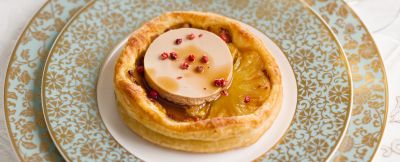 Sfogliatine all'ananas con foie gras al pepe rosa