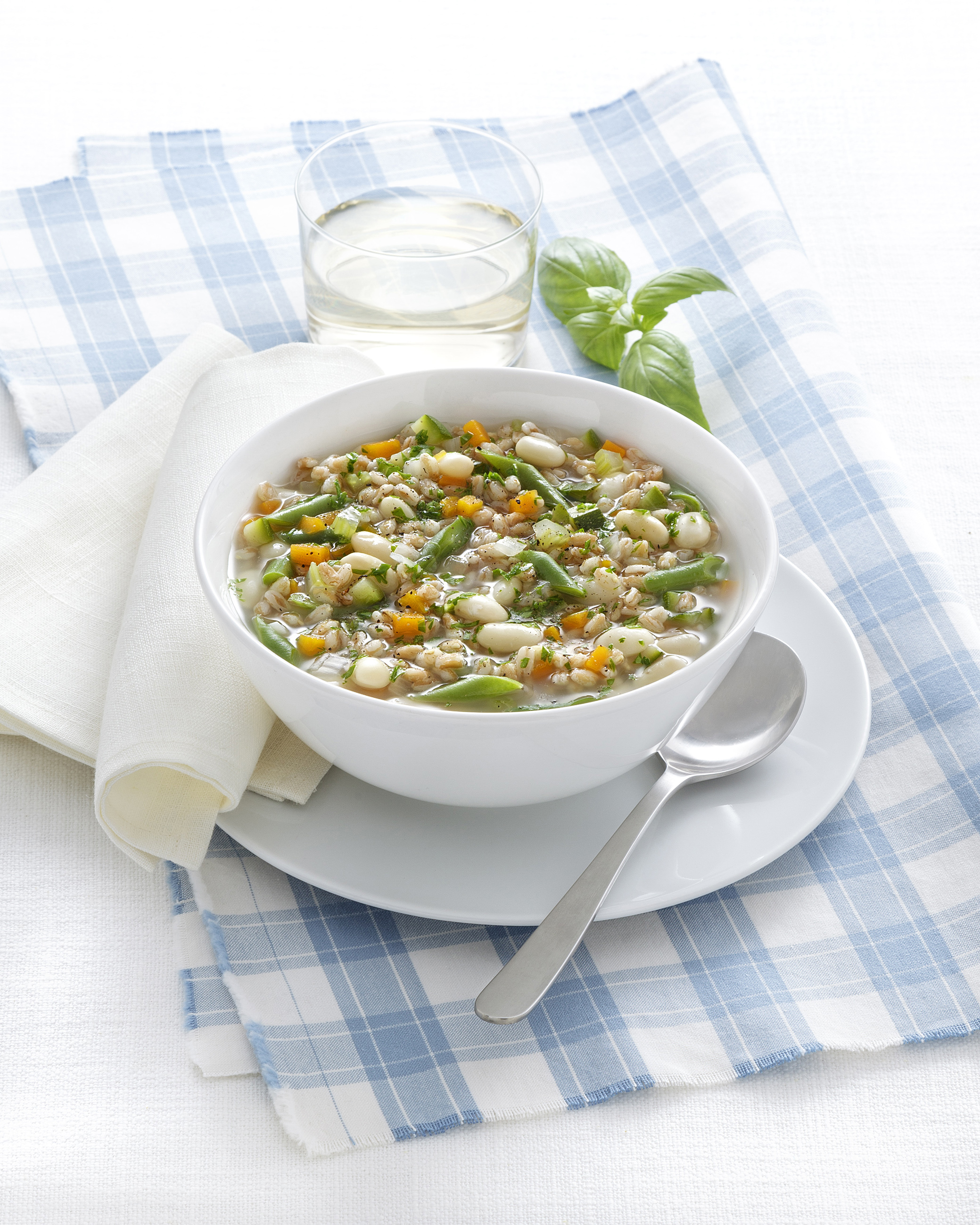 Come preparare il minestrone di farro al basilico Sale&Pepe