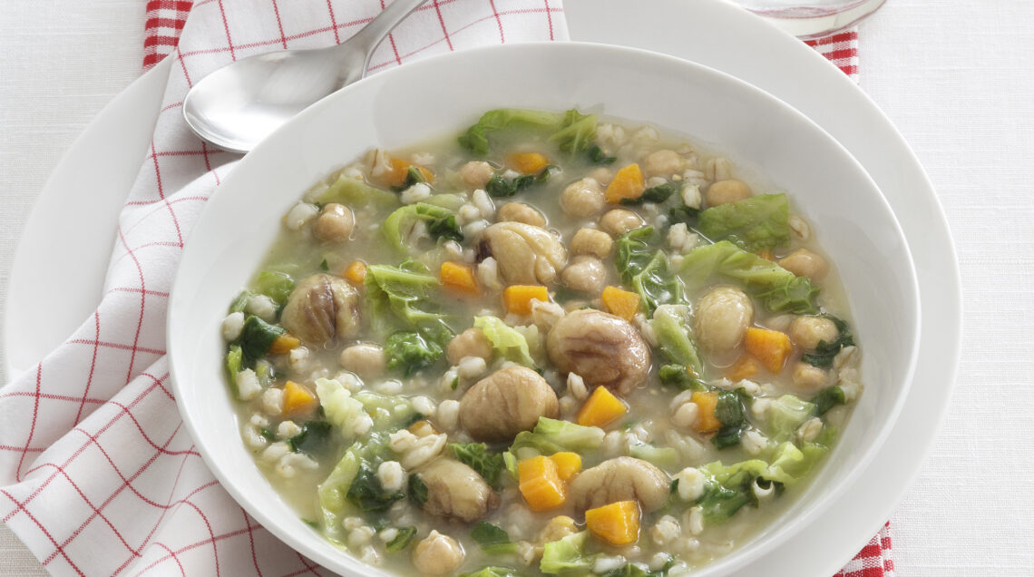 Minestrone di orzo con castagne e ceci