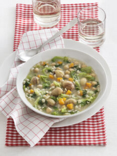 Minestrone di orzo con castagne e ceci