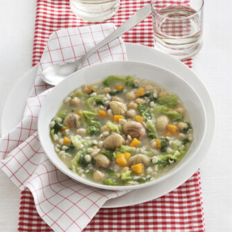 Minestrone di orzo con castagne e ceci