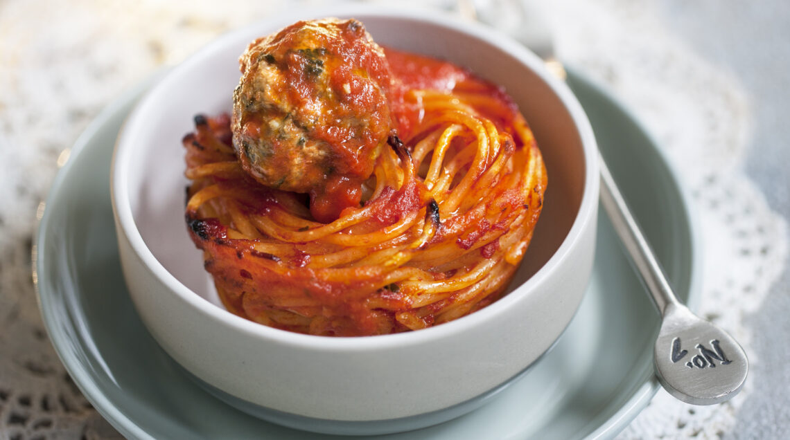 Nidi di spaghetti con polpettine di carne e cime di rapa