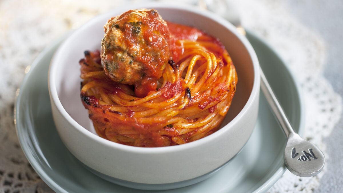 Nidi di spaghetti con polpettine di carne e cime di rapa