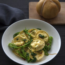 Ravioli di provola affumicata con cime di rapa