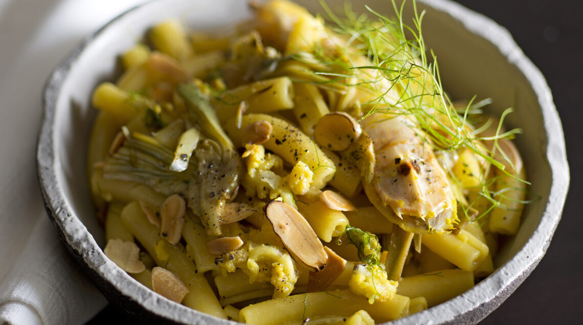 Ziti con canocchie allo zafferano, carciofi e mandorle