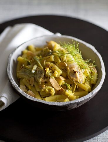 Ziti con canocchie allo zafferano, carciofi e mandorle