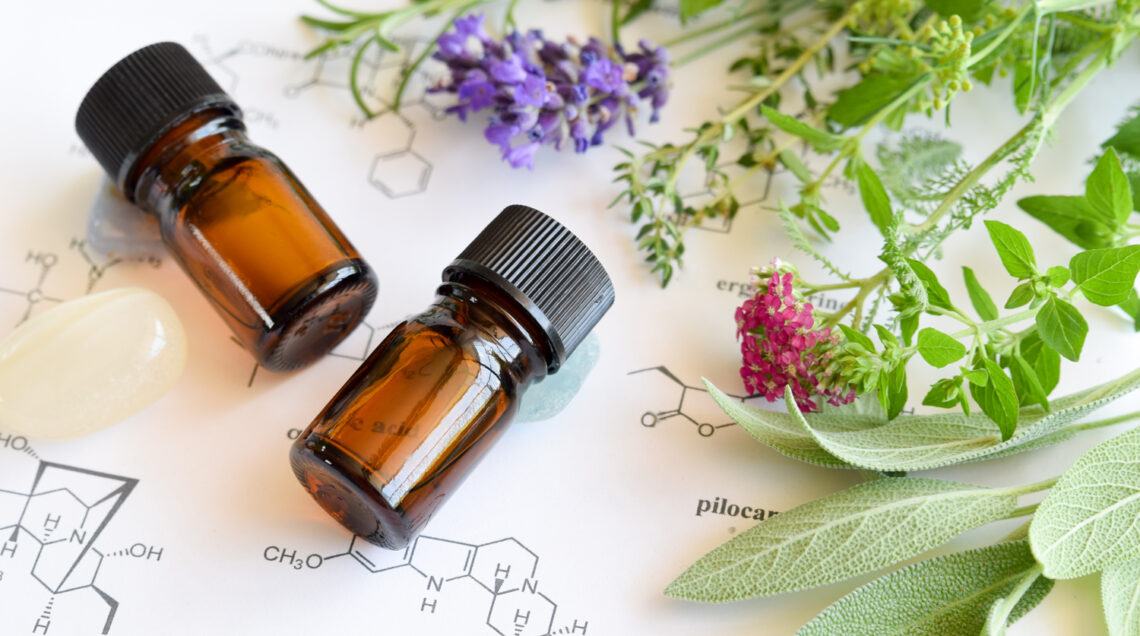 boccette di oli essenziali con fiori