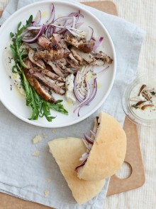 Kebab di carni miste con insalata di cipolle rosse