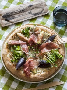 Pizza bianca con ricotta al pepe, prosciutto crudo e fichi