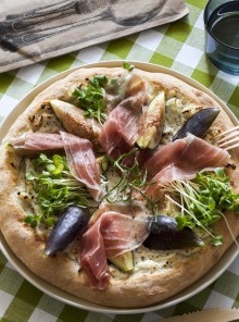 Pizza bianca con ricotta al pepe, prosciutto crudo e fichi