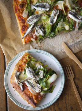 Pizza soffice con cipollotti e alici marinate