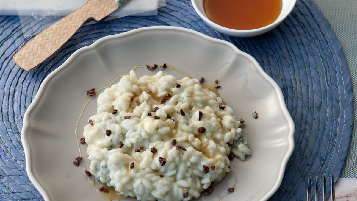Risotto al gorgonzola piccante, miele di castagno e fave di cacao