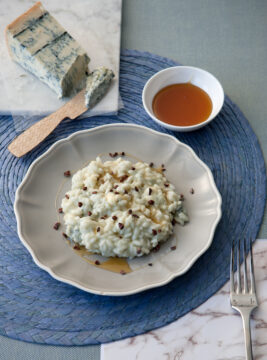 Risotto al gorgonzola piccante, miele di castagno e fave di cacao
