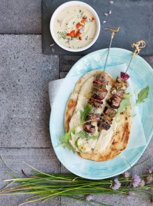 Spiedini di maiale misti con crema di ceci e yogurt