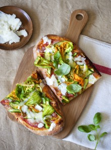 Pizza di Kamut ® con fiori di zucchine e pecorino