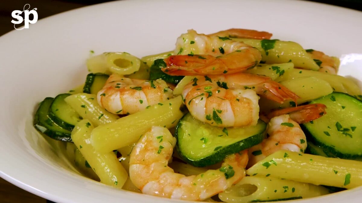Video ricetta Pasta con zucchine e gamberetti - Sale&Pepe