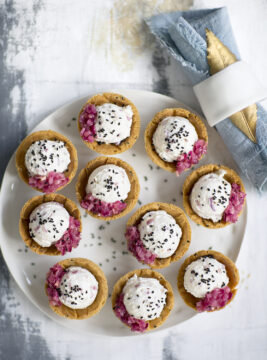 Tartellette alla nigella con formaggio di capra aromatizzato