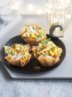 Cestini di pasta fillo con pennette alla ricciola e bottarga