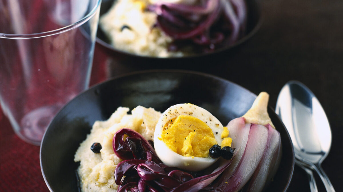 Polenta bianca con radicchio all’aceto e uova sode