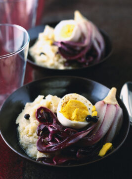 Polenta bianca con radicchio all'aceto e uova sode