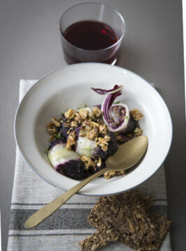 Involtini di radicchio di Treviso, lenticchie e crumble di noci