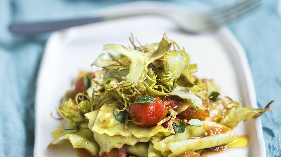 Maltagliati ai cipollotti con sugo di pomodorini e carciofi fritti