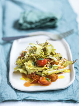 Maltagliati ai cipollotti con sugo di pomodorini e carciofi fritti