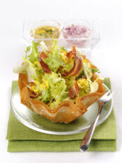 cestino di pasta fillo ripieno di insalata riccia e pancetta