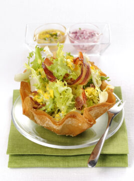 cestino di pasta fillo ripieno di insalata riccia e pancetta