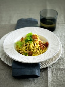Tagliolini al pesto invernale e speck