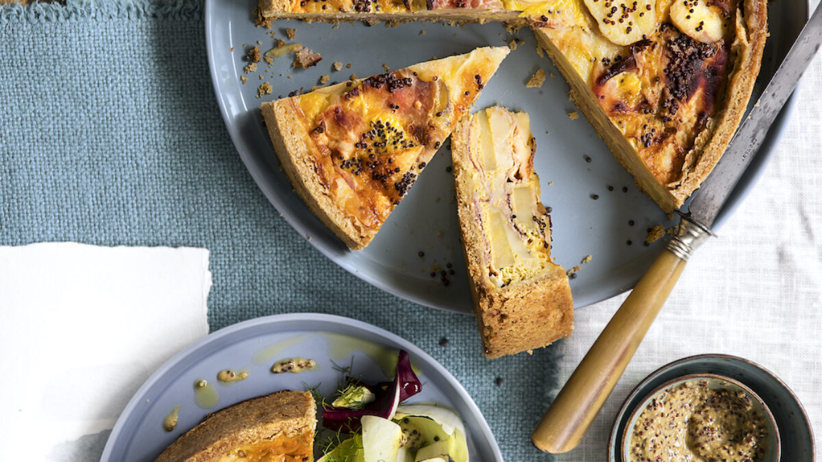 Crostata salata con brie, senape, prosciutto e patate