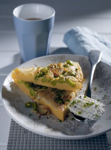 Frittata con farina di ceci, cipollotti e fave