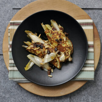 Pancake con invidia dentro un piatto nero