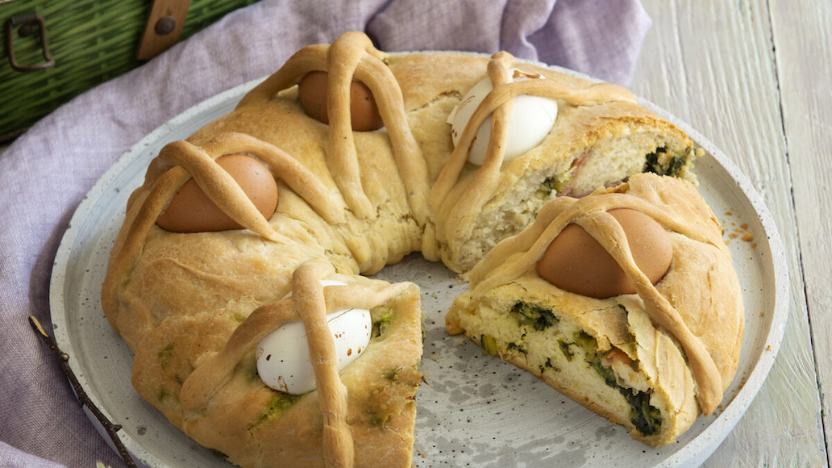 Casatiello rustico con erbe amare, prosciutto e uova