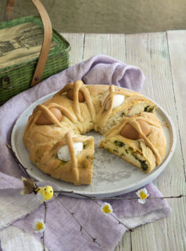 Casatiello rustico con uova soda, su canovaccio